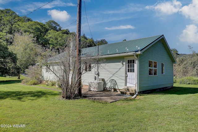 back of house featuring a lawn