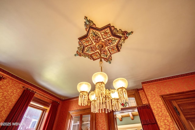 room details featuring a notable chandelier