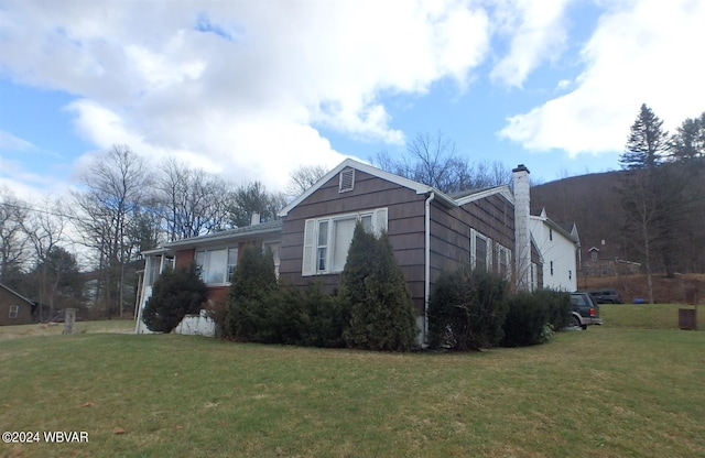 view of side of property featuring a lawn