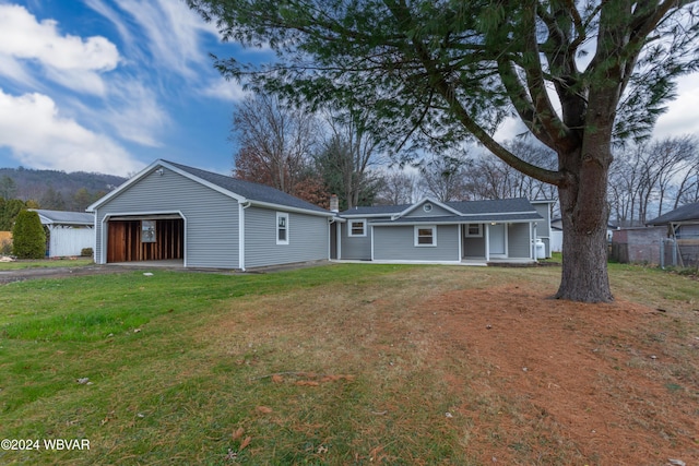 view of front of property featuring a front yard