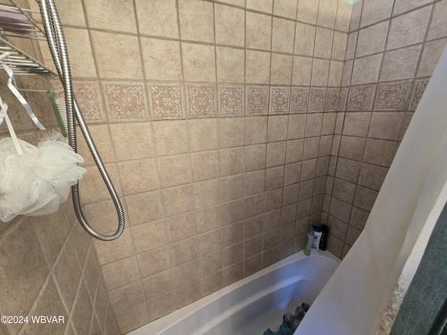 bathroom with tiled shower / bath