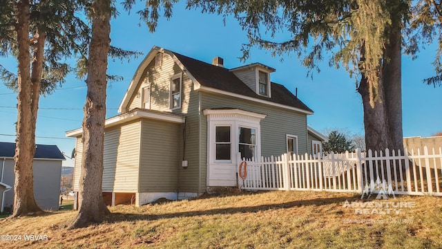 view of side of property featuring a lawn