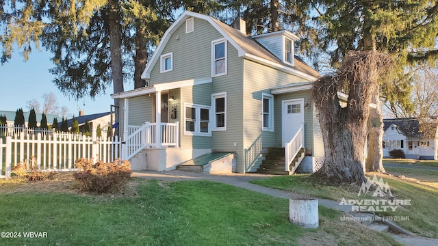 view of front of house with a front lawn