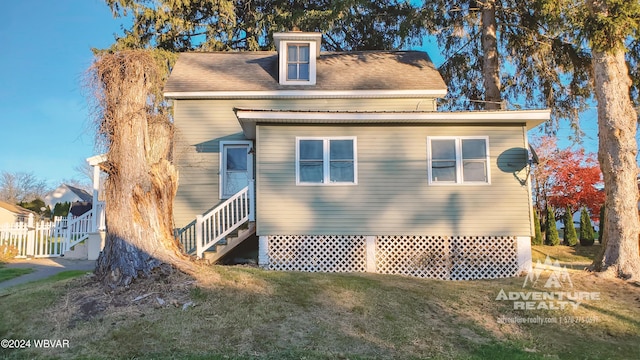 view of front of home with a front lawn