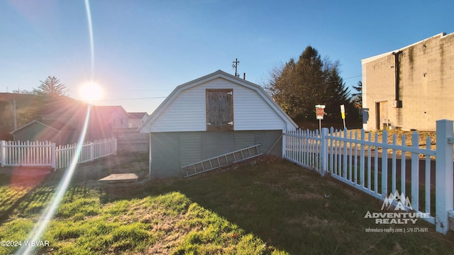 view of yard with a storage shed