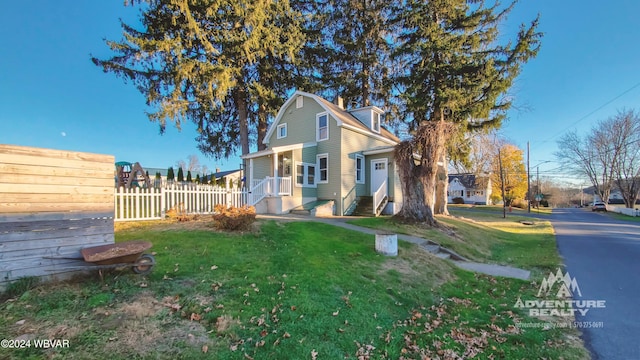 view of front of property with a front yard