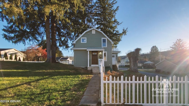 view of front of house featuring a front lawn