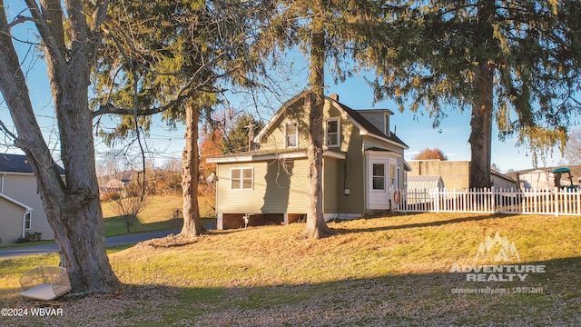 view of front of house featuring a front yard