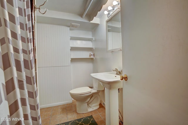 full bathroom featuring tile patterned flooring, visible vents, curtained shower, toilet, and baseboards