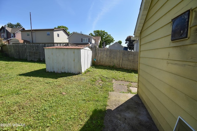 view of yard with a storage unit