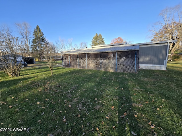 view of yard with an outdoor structure