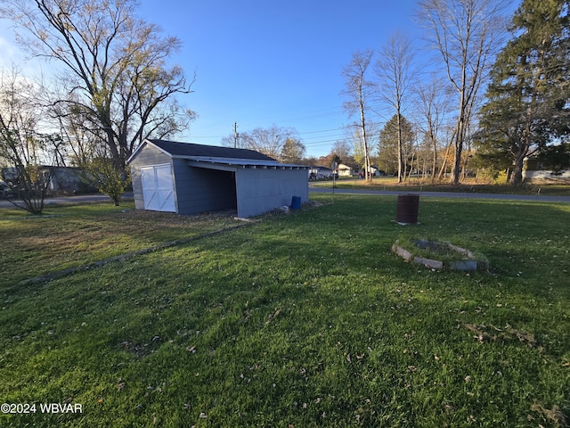 view of yard with an outdoor structure