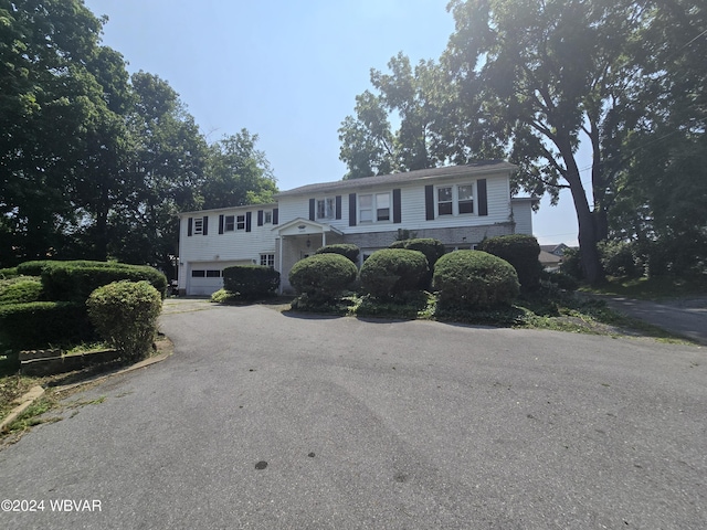 view of front facade with a garage