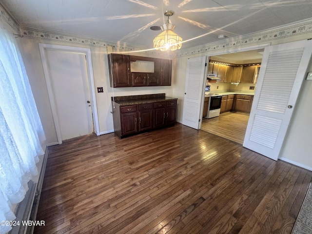 kitchen with electric range, an inviting chandelier, crown molding, and dark wood-type flooring