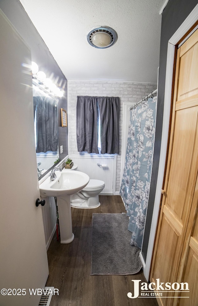 143 Hillside Dr S, Williamsport, PA 17702 - bathroom featuring a shower with shower curtain, toilet, and wood finished floors