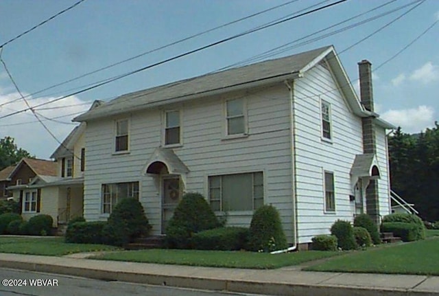 view of front of house featuring a front lawn