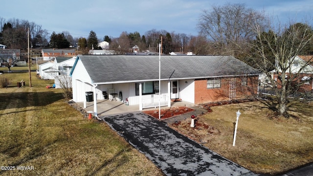 view of front facade with a front yard