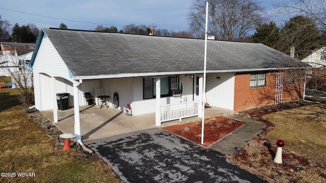 single story home with covered porch