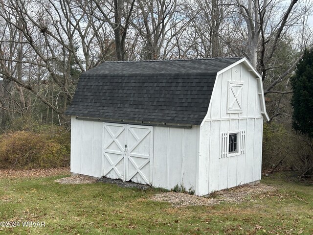 view of outbuilding featuring a yard