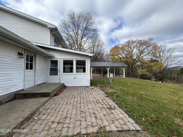 view of yard featuring a patio area