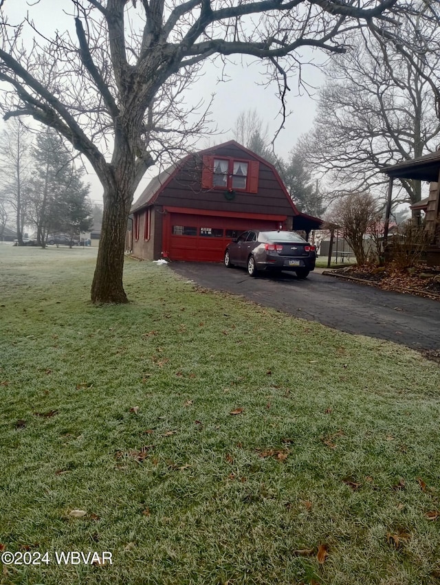 view of yard with an outdoor structure and a garage