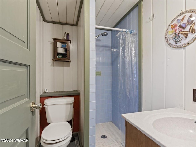 bathroom with a shower with curtain, toilet, wooden ceiling, and vanity