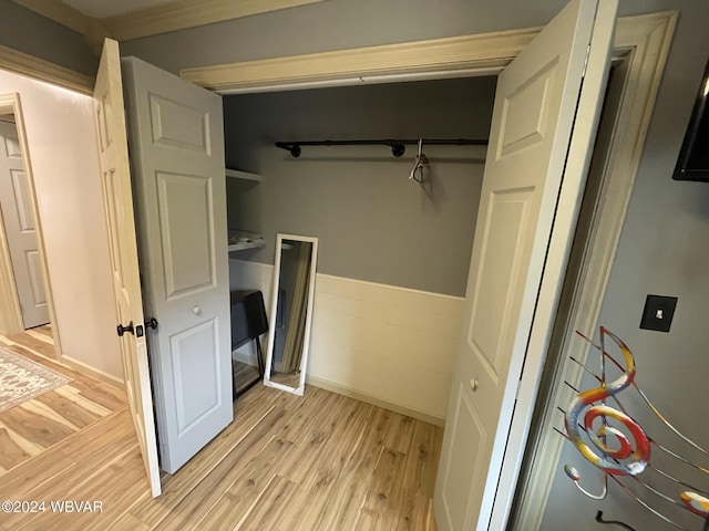 washroom featuring crown molding and light hardwood / wood-style flooring