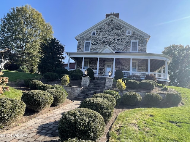 view of front facade featuring a porch and a front lawn