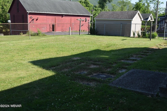 view of yard with an outbuilding