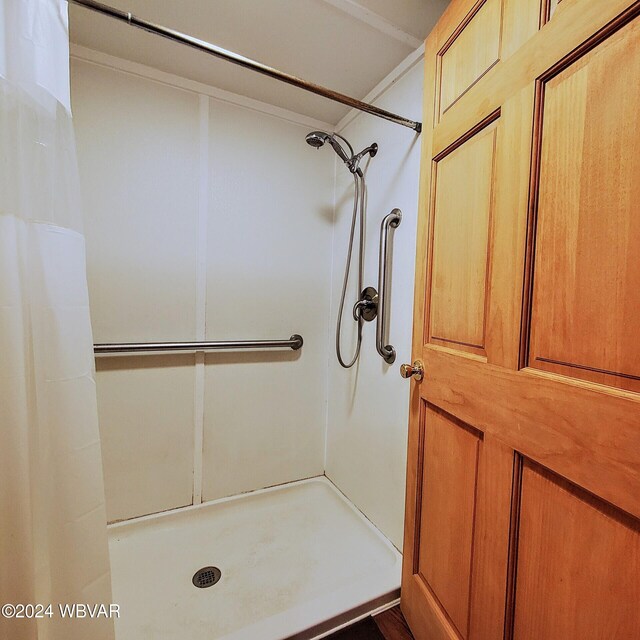 bathroom with curtained shower