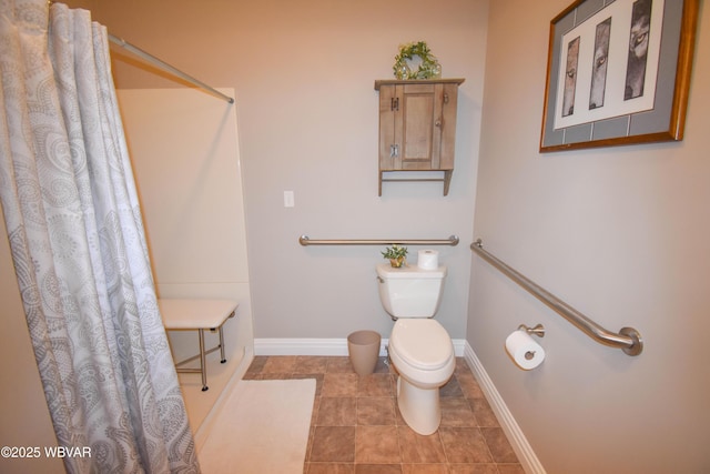 bathroom featuring baseboards, a shower with shower curtain, and toilet