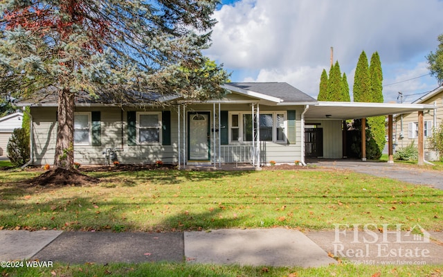 view of front of house featuring a carport, covered porch, and a front yard