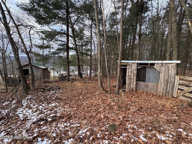 view of yard with an outdoor structure