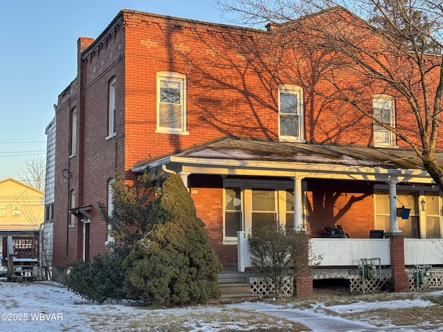 view of front of property featuring a porch