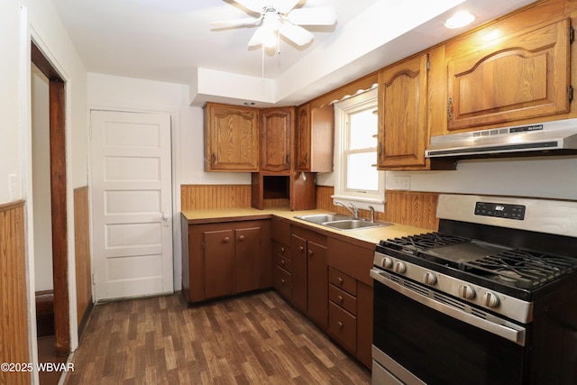 kitchen featuring stainless steel gas stove, sink, dark hardwood / wood-style floors, and ceiling fan