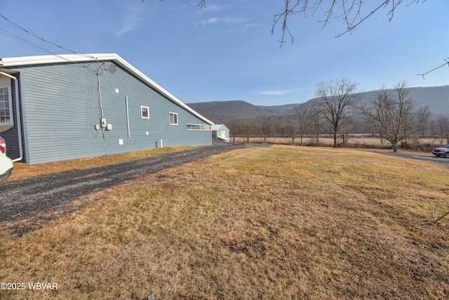 view of yard with a mountain view