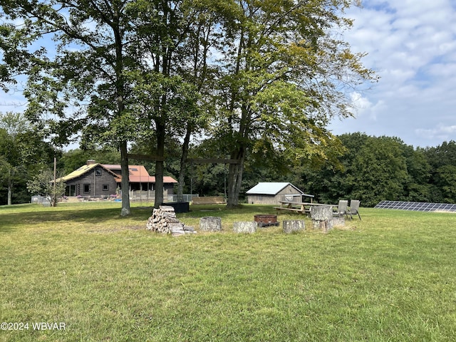 view of yard featuring an outbuilding