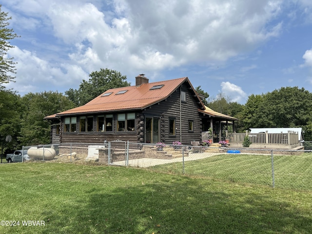 back of house featuring a lawn