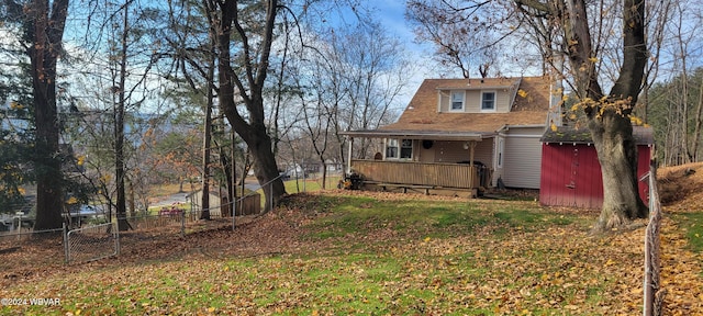 view of yard with a storage shed