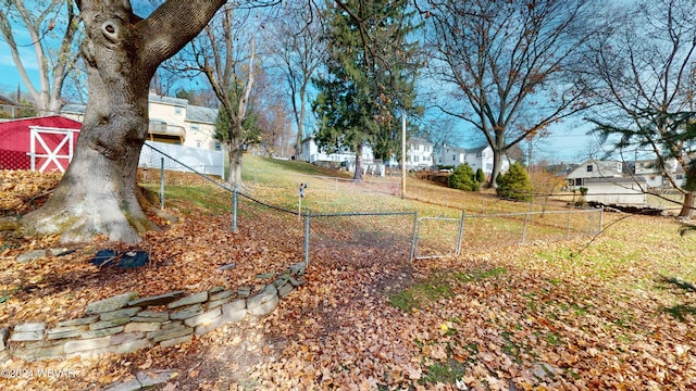 view of yard featuring an outdoor structure