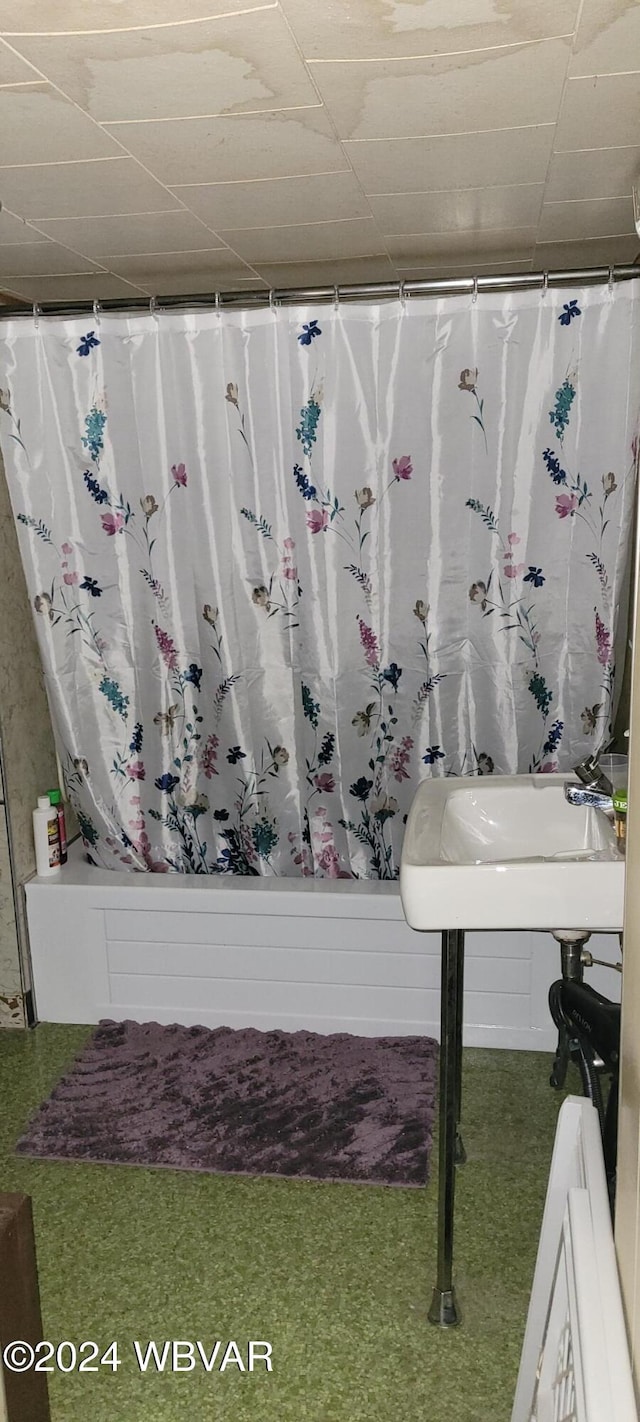 bathroom with shower / tub combo with curtain