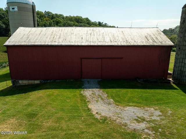 view of outdoor structure featuring a yard