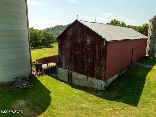 view of outdoor structure with a lawn