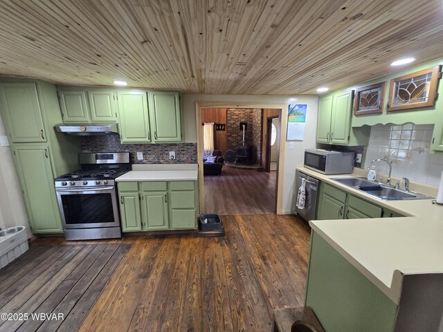 kitchen featuring green cabinetry, stainless steel appliances, a sink, under cabinet range hood, and wooden ceiling