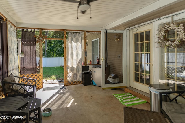 sunroom with ceiling fan