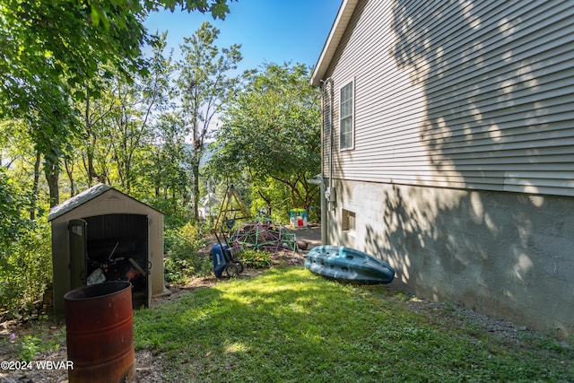 view of yard with an outdoor structure