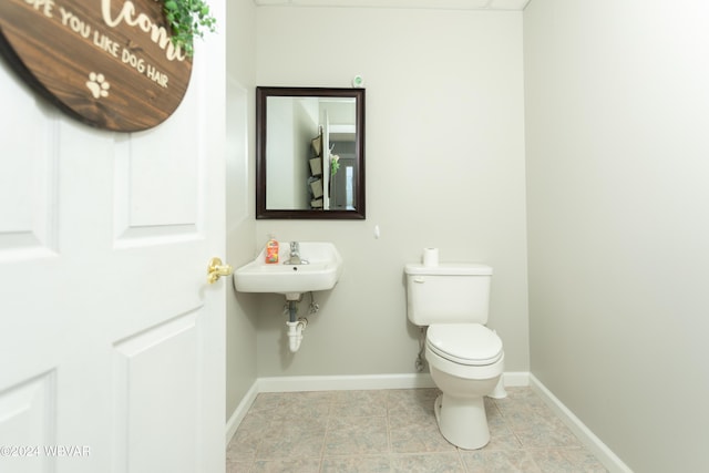 bathroom featuring toilet and sink