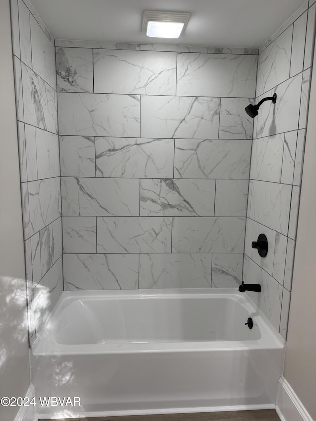 bathroom featuring tiled shower / bath