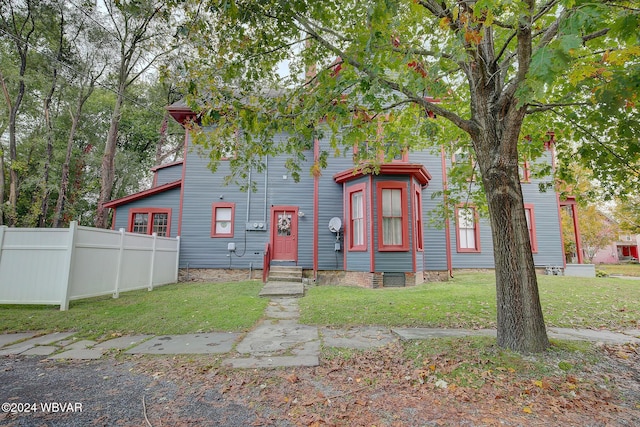 view of front of house featuring fence and a front yard