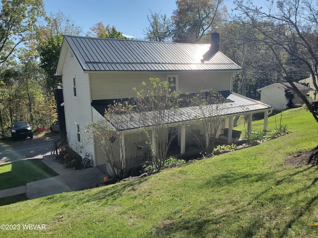 back of house featuring a yard